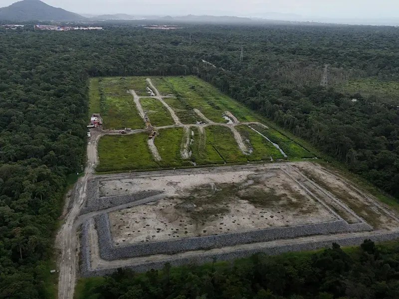 Vista aérea do terreno com taludes de enrocamento e início da limpeza - MSE Engenharia