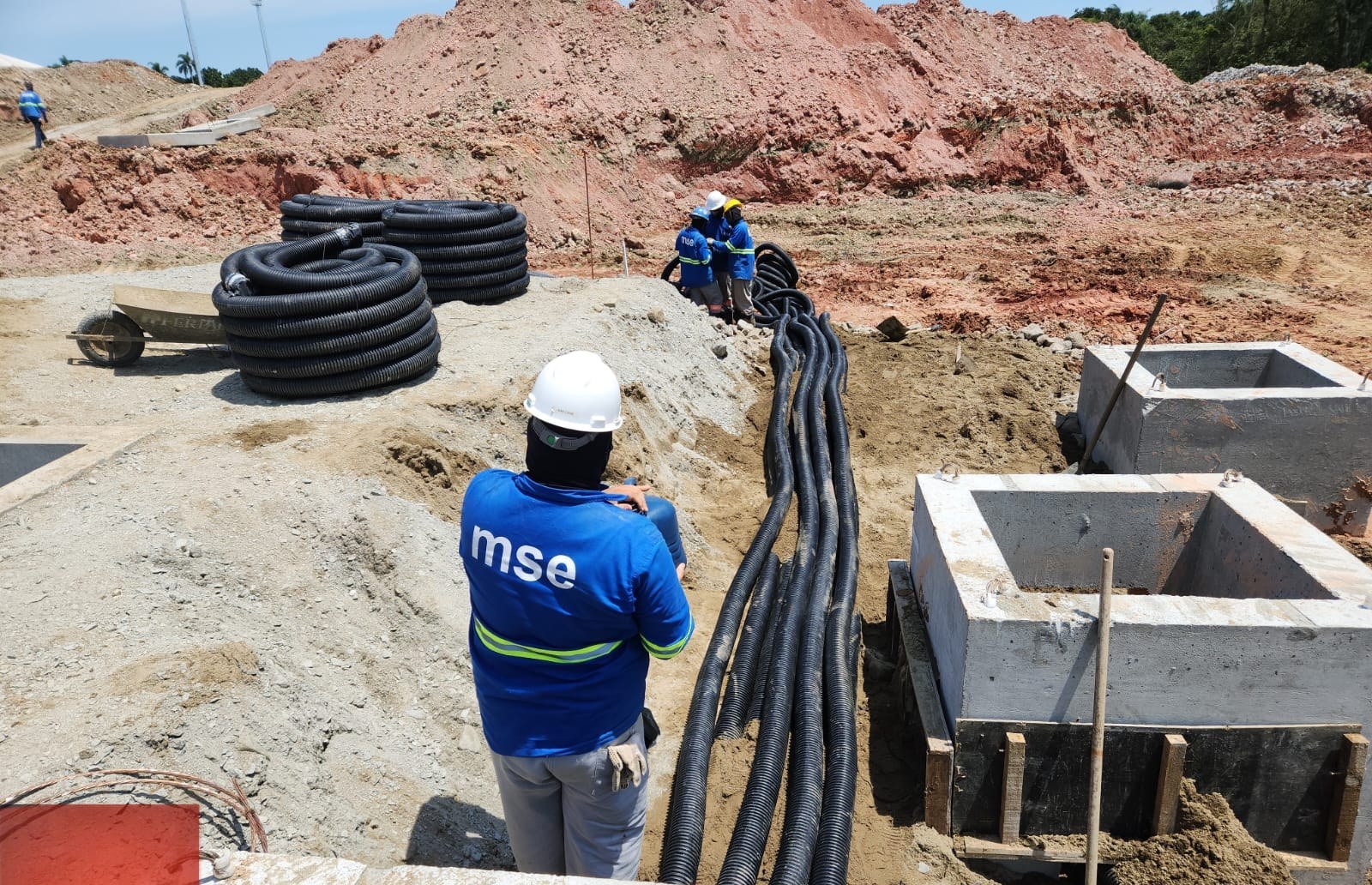 Instalação de dutos elétricos e caixas de passagem no canteiro - MSE Engenharia