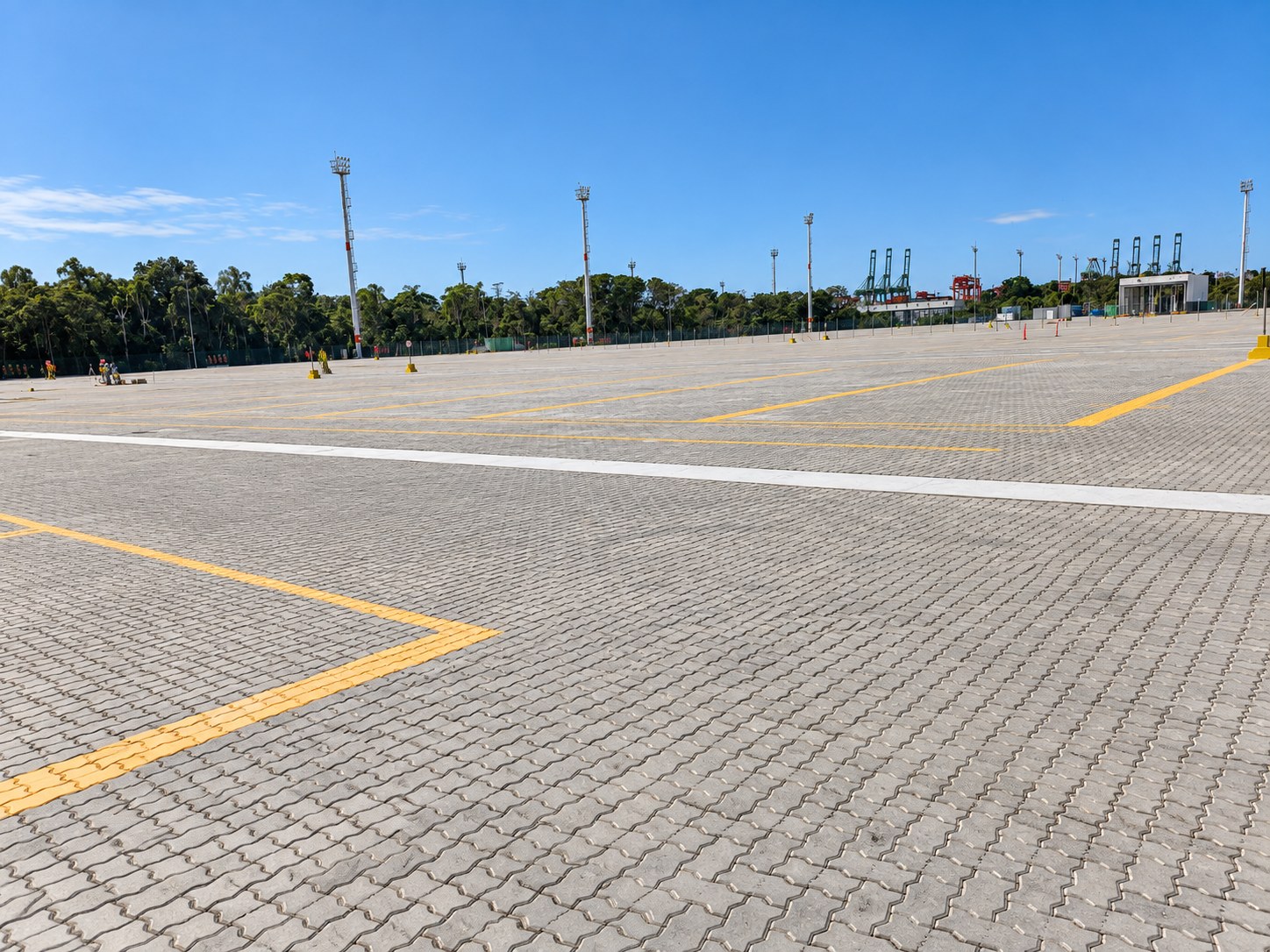 Pavimento intertravado do pátio concluído com sinalização horizontal - MSE Engenharia