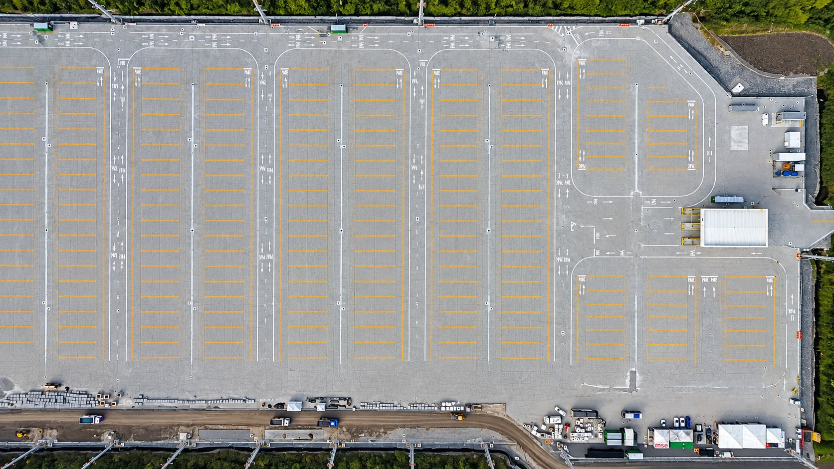 Vista aérea vertical do pátio pavimentado com demarcação das vagas - MSE Engenharia