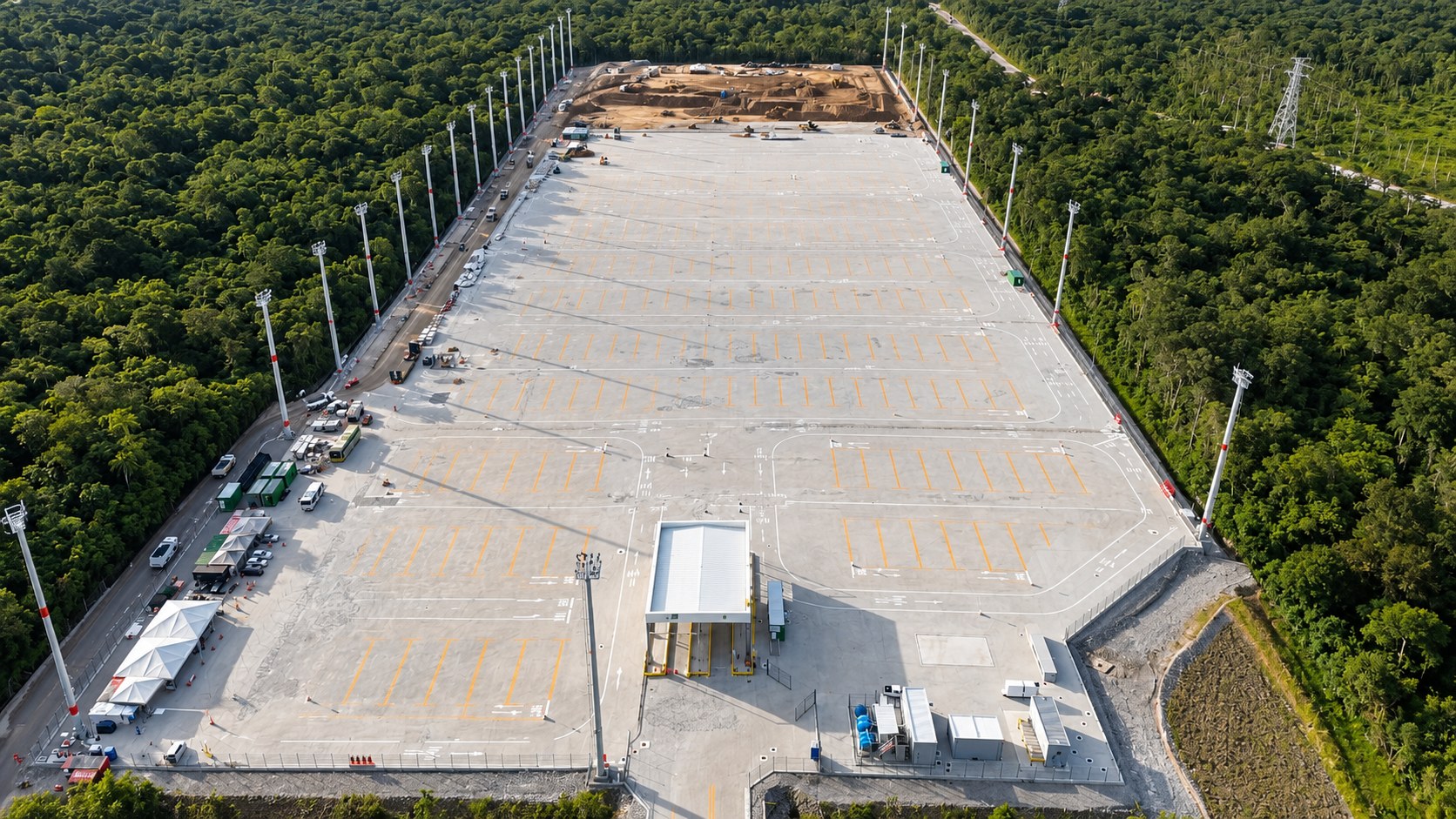 Vista aérea do pátio de contêineres pavimentado e demarcado - MSE Engenharia
