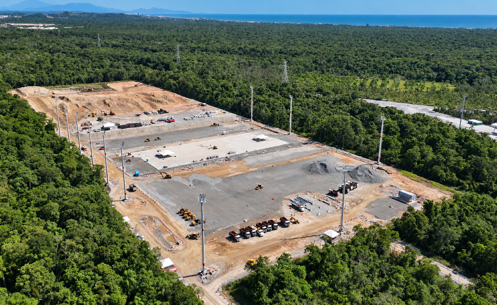 Vista aérea do pátio com base concluída e torres de iluminação instaladas - MSE Engenharia