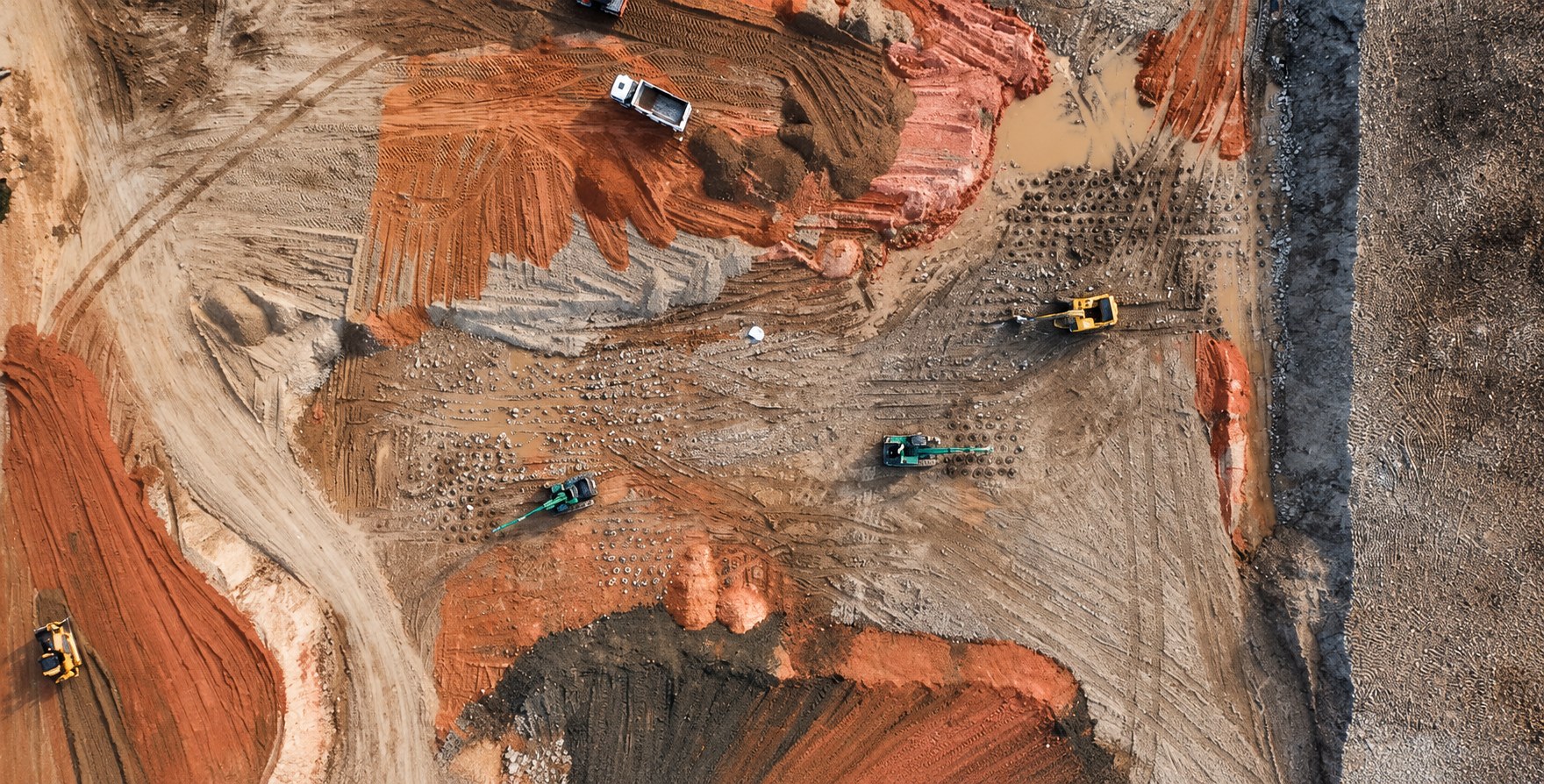 Vista aérea vertical da malha de colunas de brita em execução - MSE Engenharia