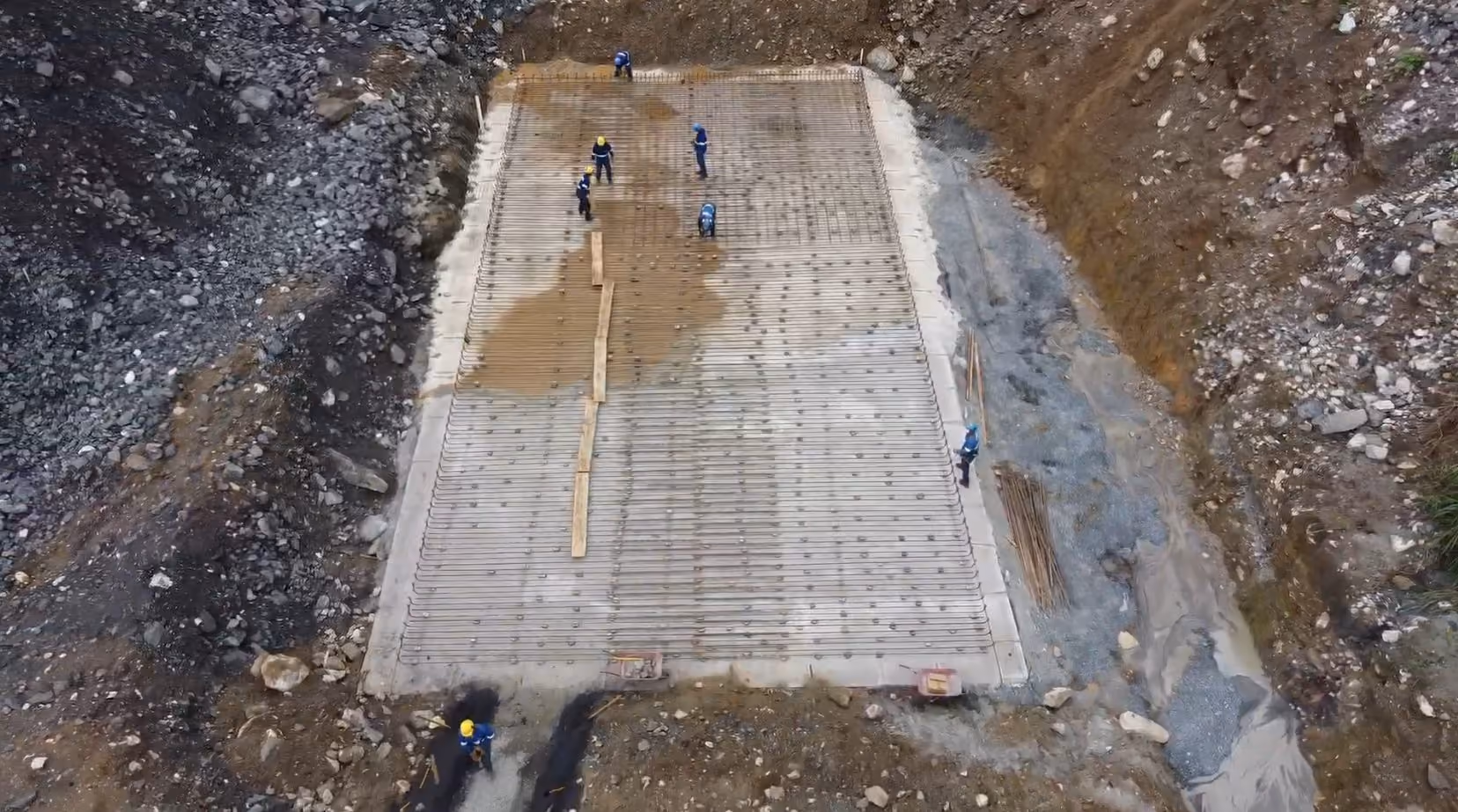 Armadura da laje de fundação do britador com equipe em campo - MSE Engenharia