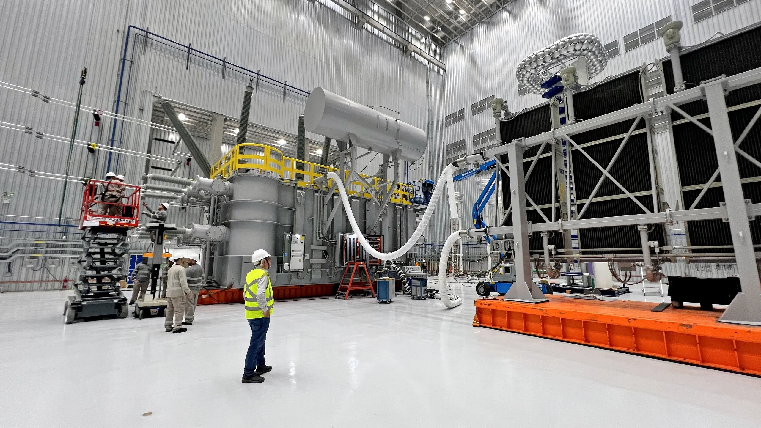 Equipe em montagem na Sala de Ensaios de Alta Tensão - MSE Engenharia
