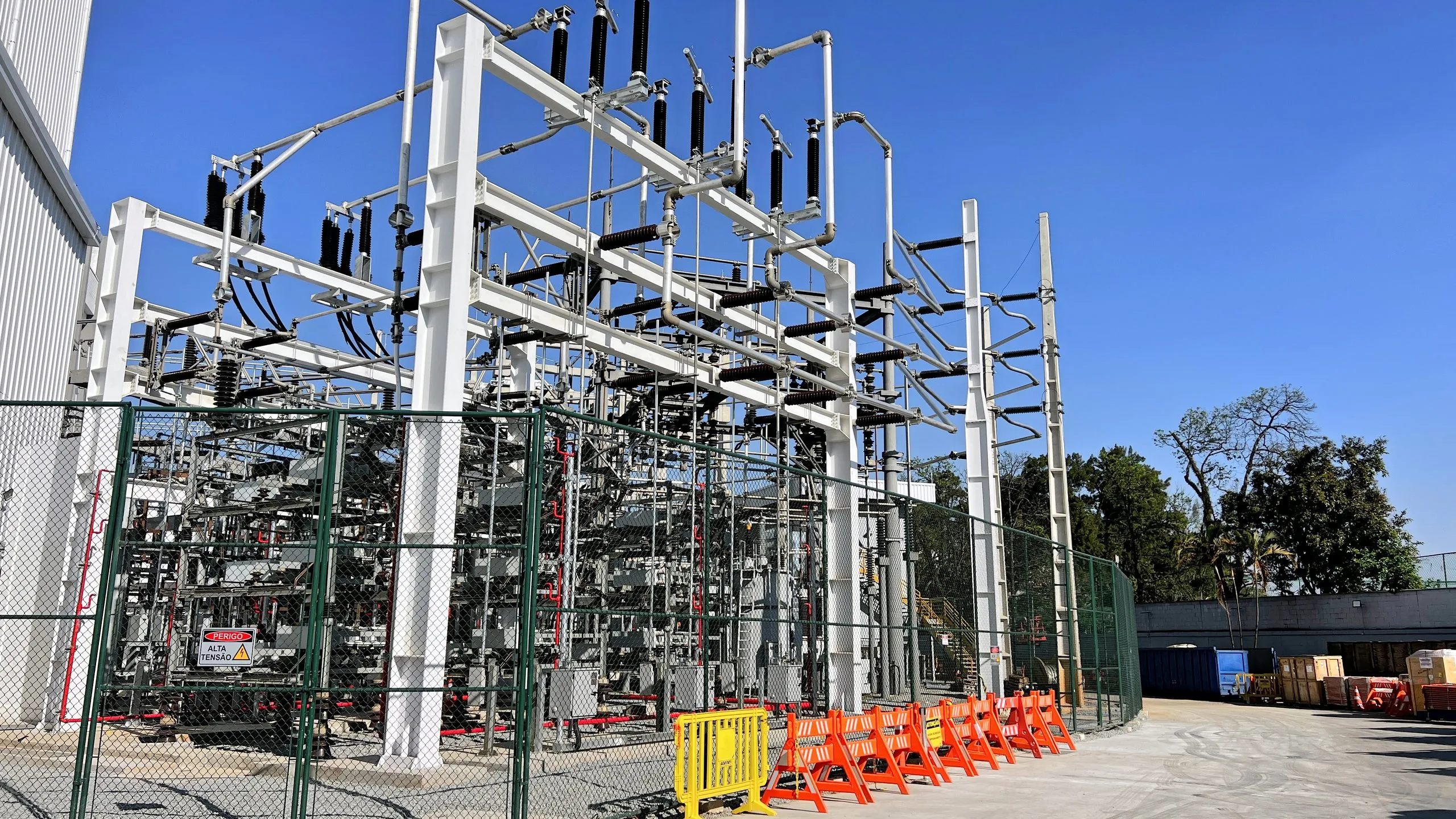 Estruturas metálicas e isoladores da subestação - MSE Engenharia
