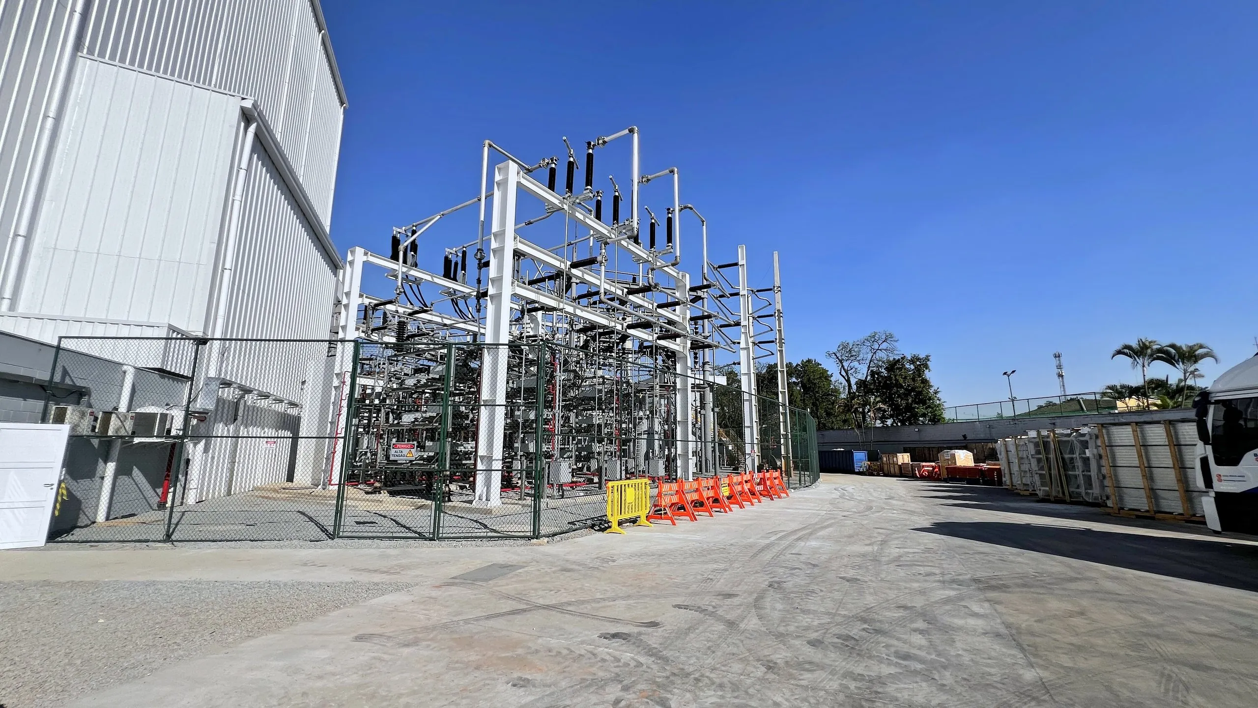 Vista da subestação e pátio da unidade Hitachi em Guarulhos - MSE Engenharia