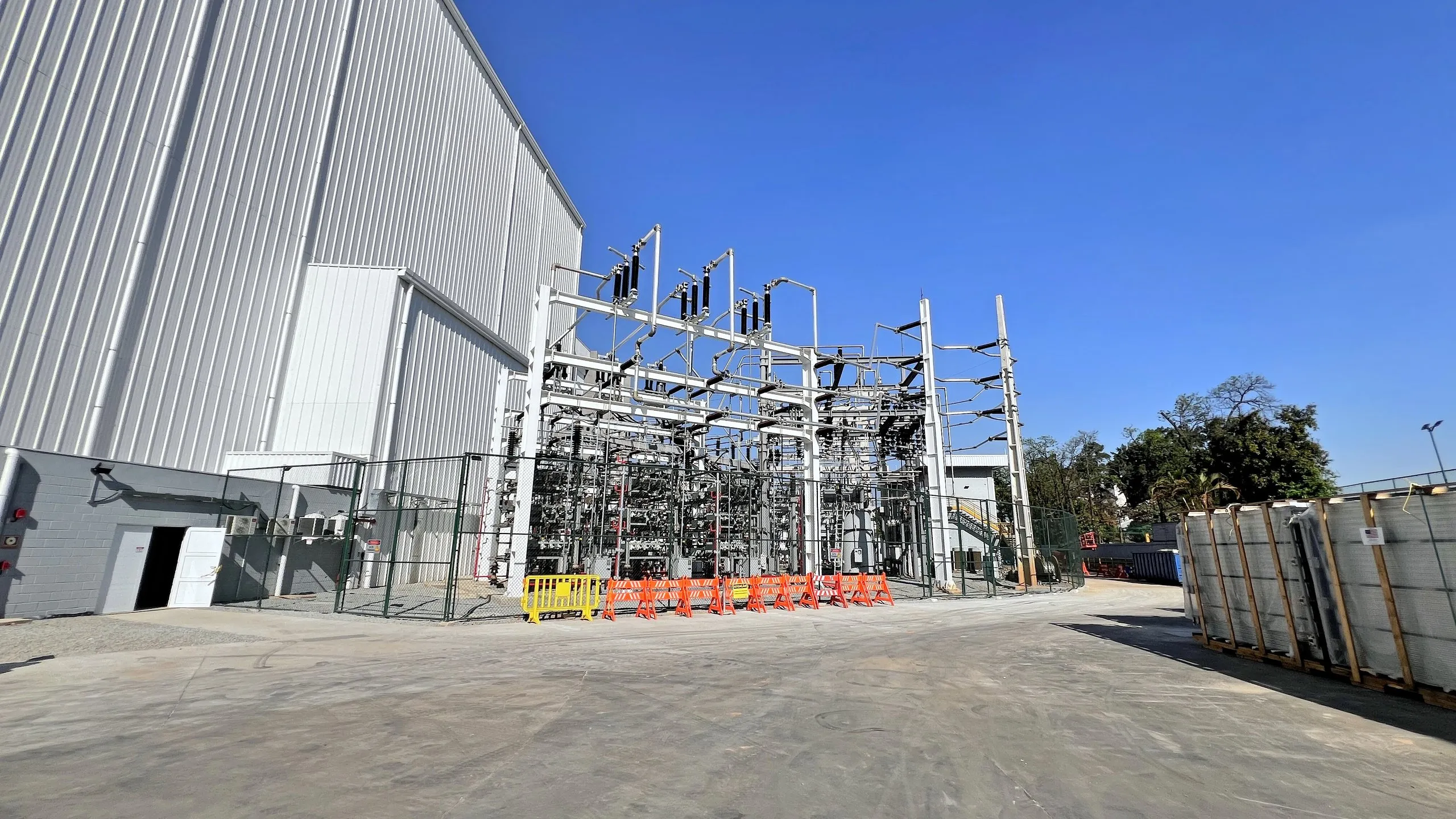 Subestação de alta tensão ao lado da Sala de Ensaios Hitachi - MSE Engenharia