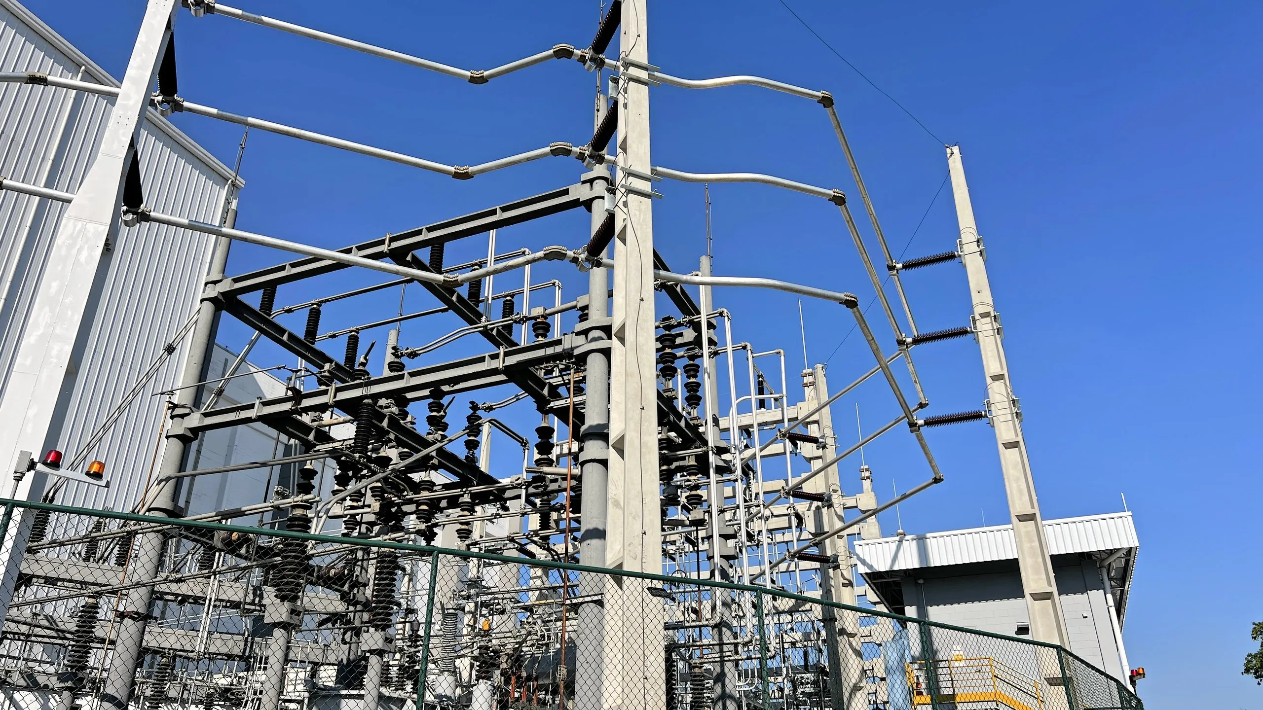 Barramentos e isoladores da subestação - MSE Engenharia