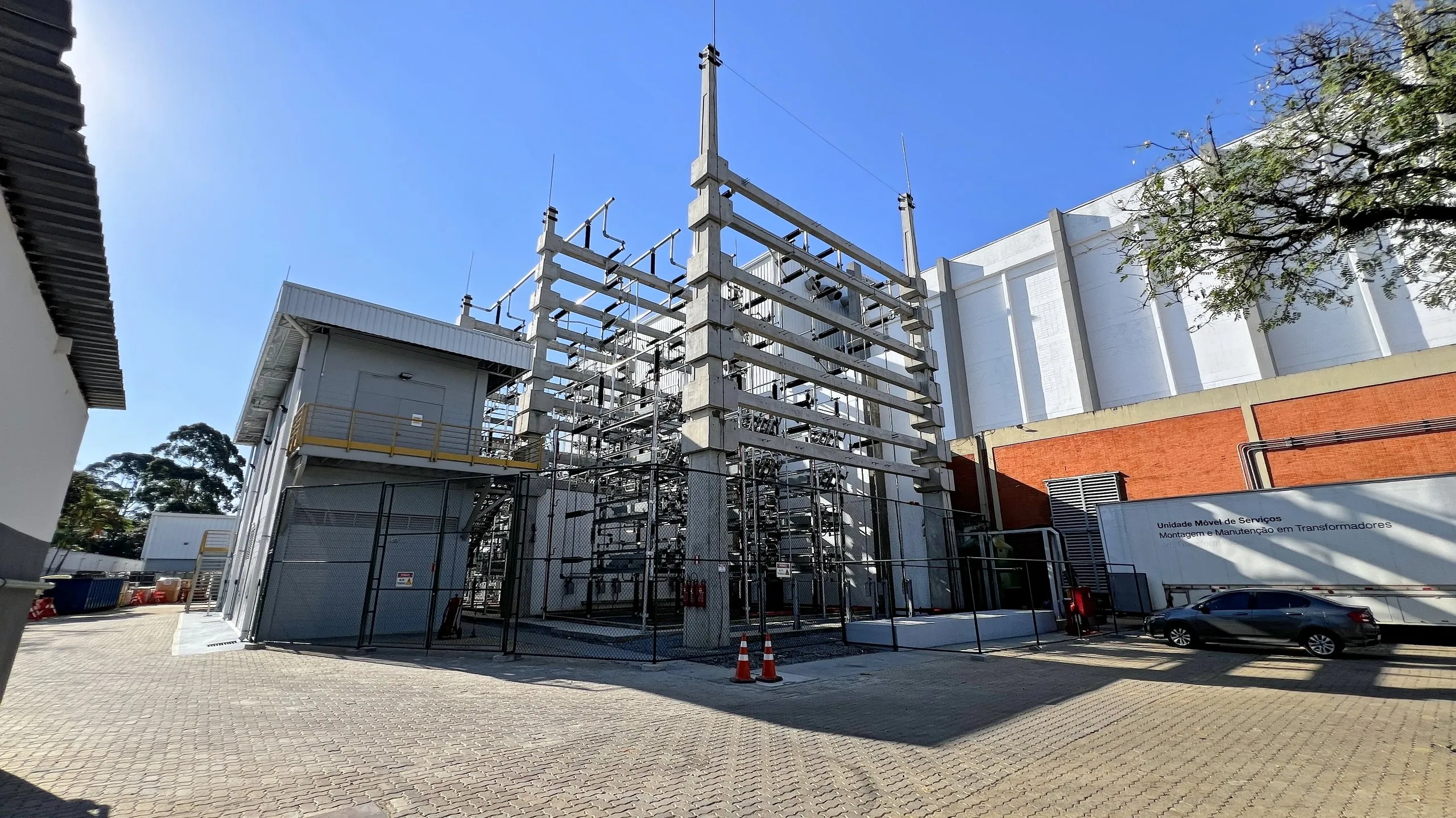 Subestação com pórticos de concreto e sala de comando - MSE Engenharia