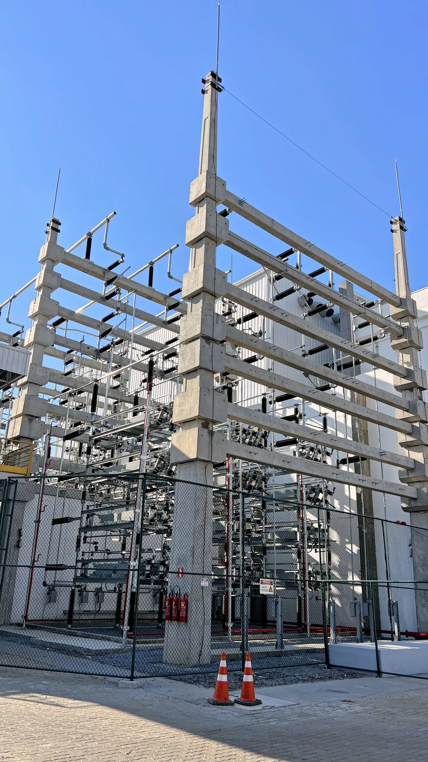 Pórticos de concreto e isoladores da subestação - MSE Engenharia