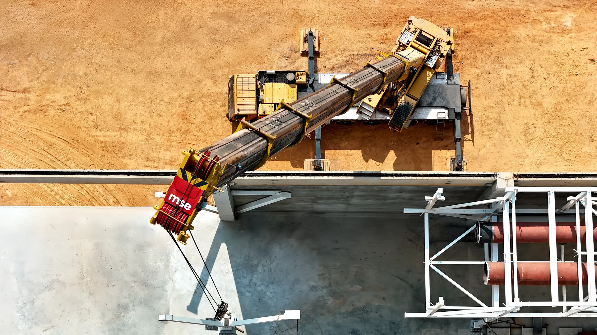Crane lift at the Eurofarma construction site