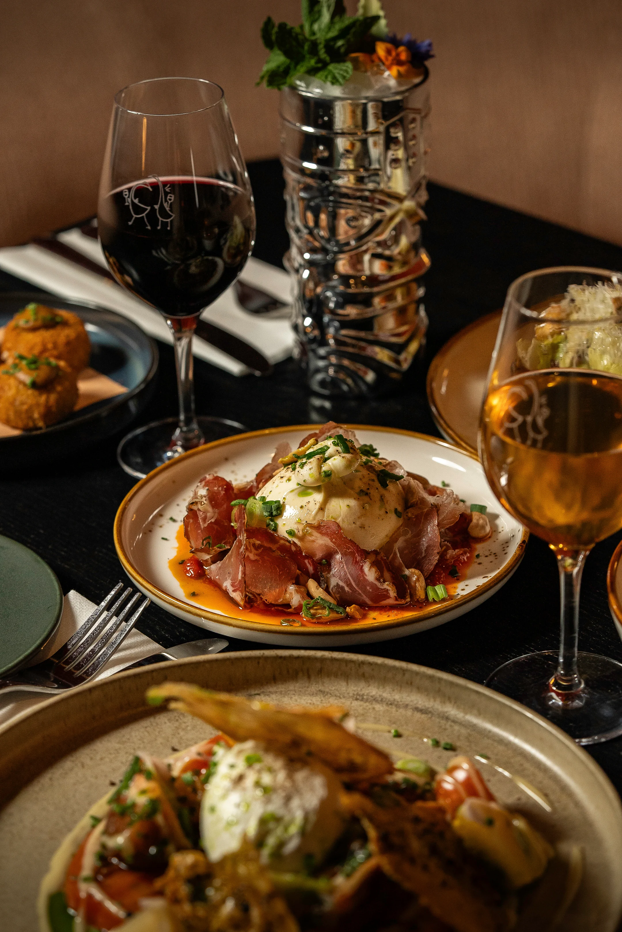 Tablée de plats à la Buvette du Quartier
