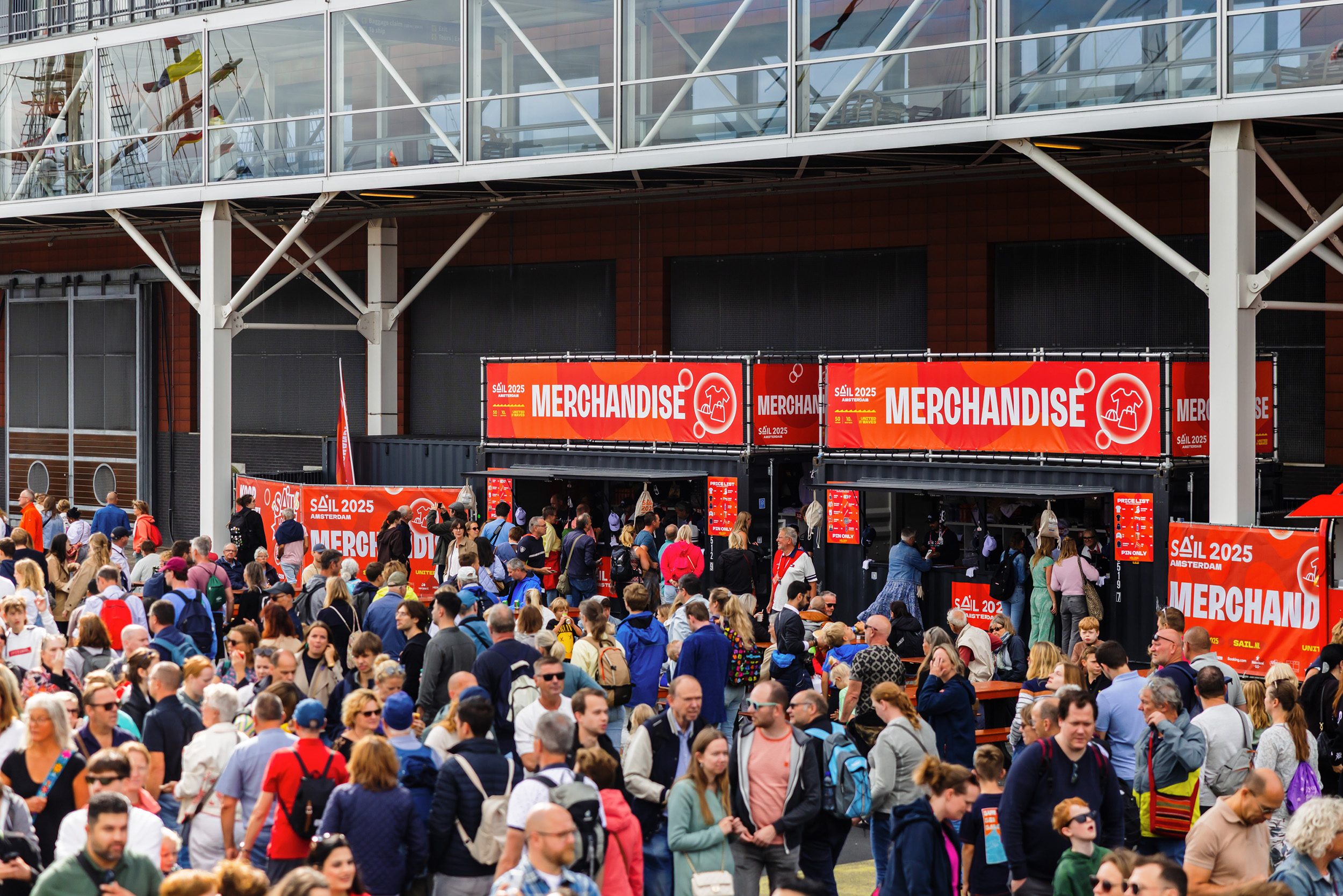 De merchandise stands op SAIL 2025, met daarvoor heel veel bezoekers.
