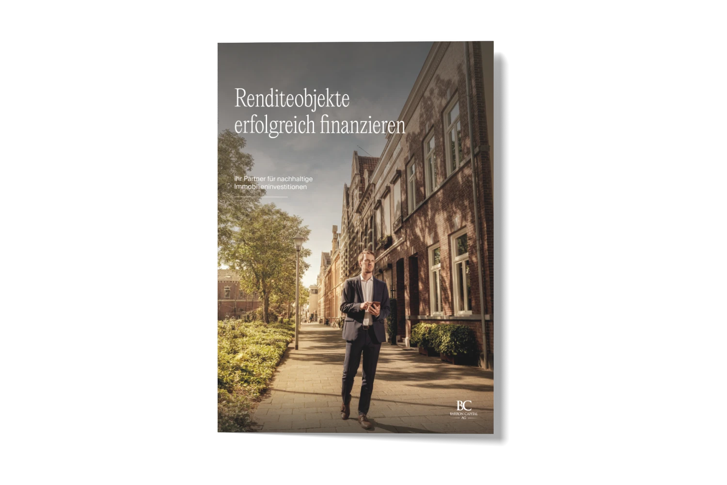 Mann mit Handy in der Hand neben einem Wohnblock