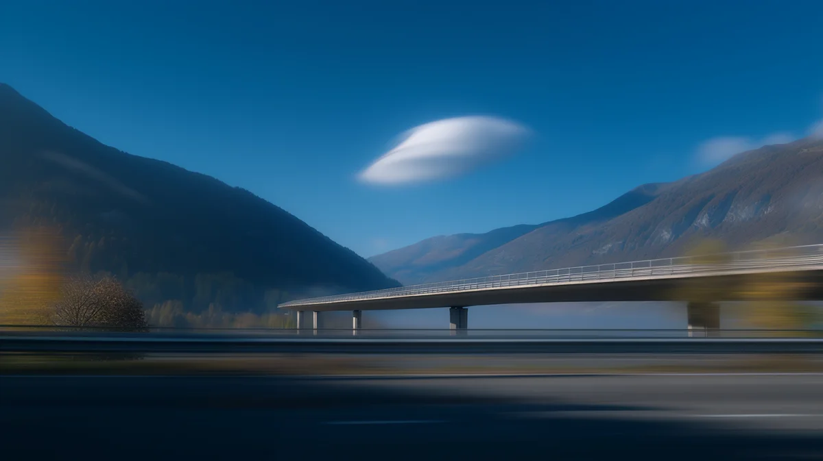 Brücke zwischen Bergen und Wolken