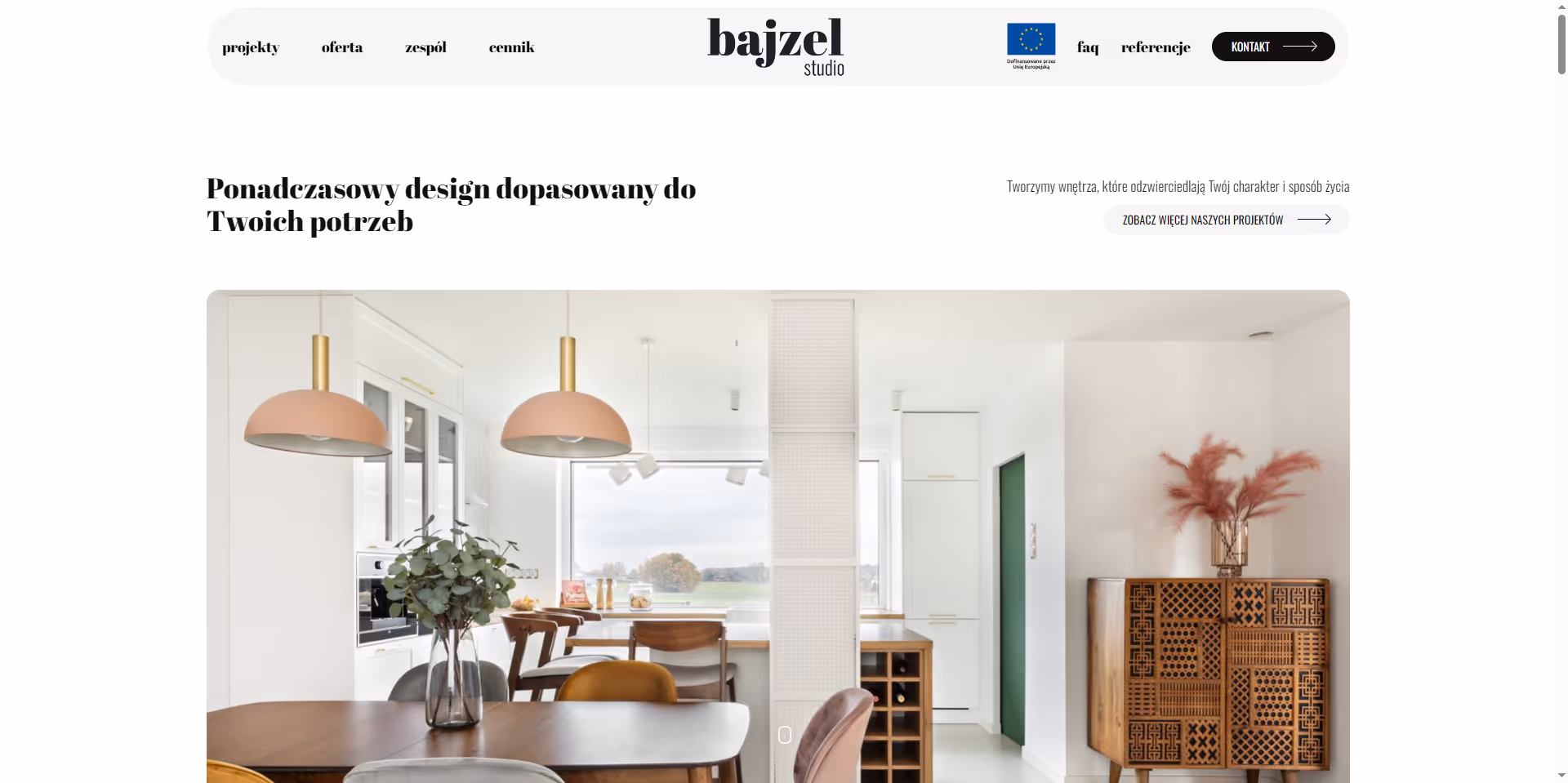 Nowoczesne, jasne wnętrze jadalni z drewnianym stołem, różnorodnymi krzesłami i wiszącymi lampami.