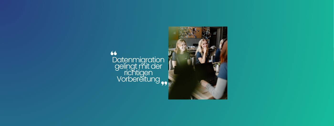 Datenmigration: Team arbeitet gemeinsam am Wechsel in ein neues System ohne Chaos