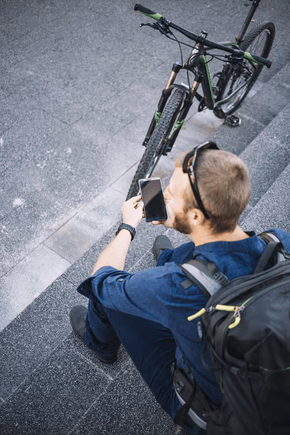 Techniker repariert Fahrrad vor Ort – Pannenhilfe