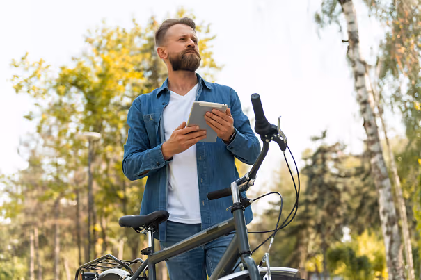 Mobilitätsberater mit Fahrrad und Tablet