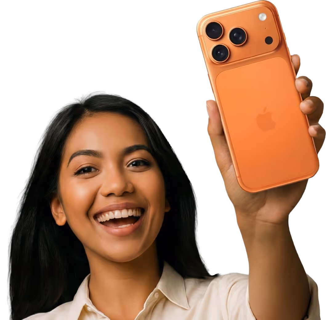 امرأة مبتسمة تحمل جهاز iPhone باللون البرتقالي مع عدسات كاميرا ثلاثية.