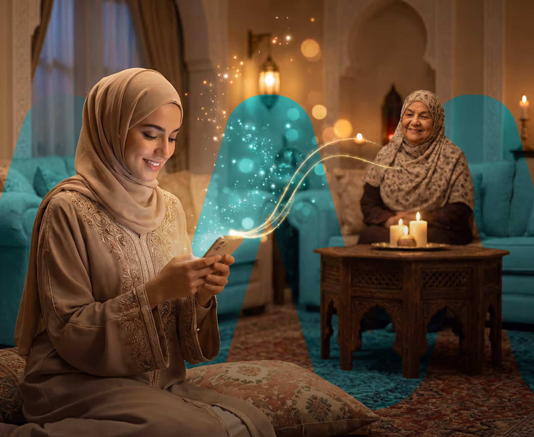 امرأة شابة ترتدي الحجاب البيج تبتسم لهاتفها مع امرأة مسنة ترتدي حجابًا مزهرًا تجلس على أريكة في الخلفية، في مكان داخلي دافئ مع الشموع.