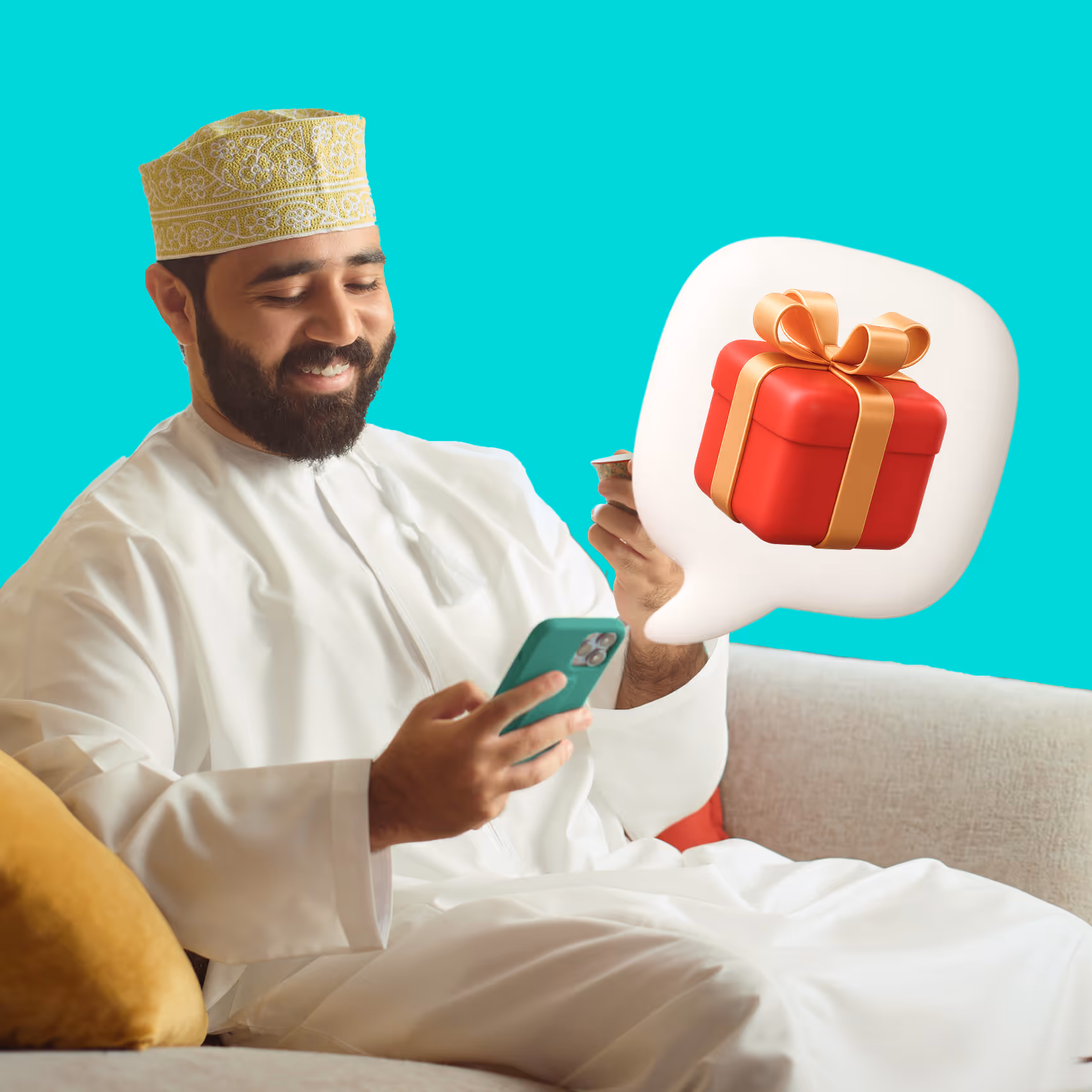 رجل مبتسم بالزي التقليدي ينظر إلى هاتفه مع فقاعة كلام تظهر صندوق هدايا أحمر بشريط ذهبي.