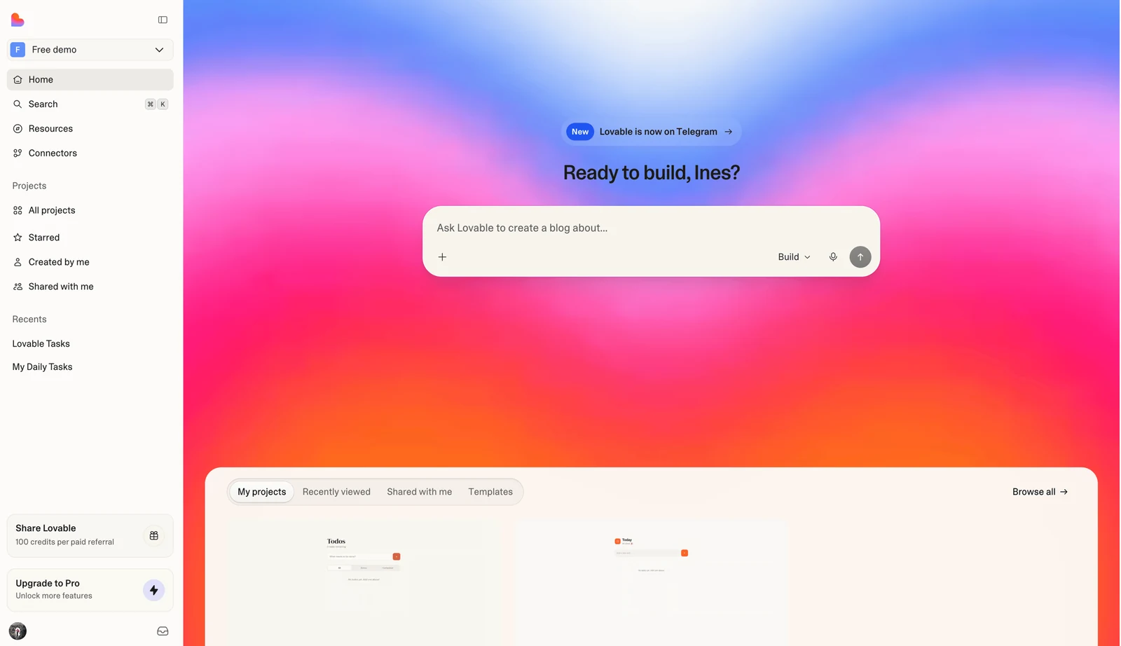 Tableau de bord de Lovable : à gauche, le menu des projets, des ressources et des connecteurs ; au centre, la question « Ready to build ? » et la boîte où décrire l’application ; en bas, les projets déjà créés et le rappel des crédits.
