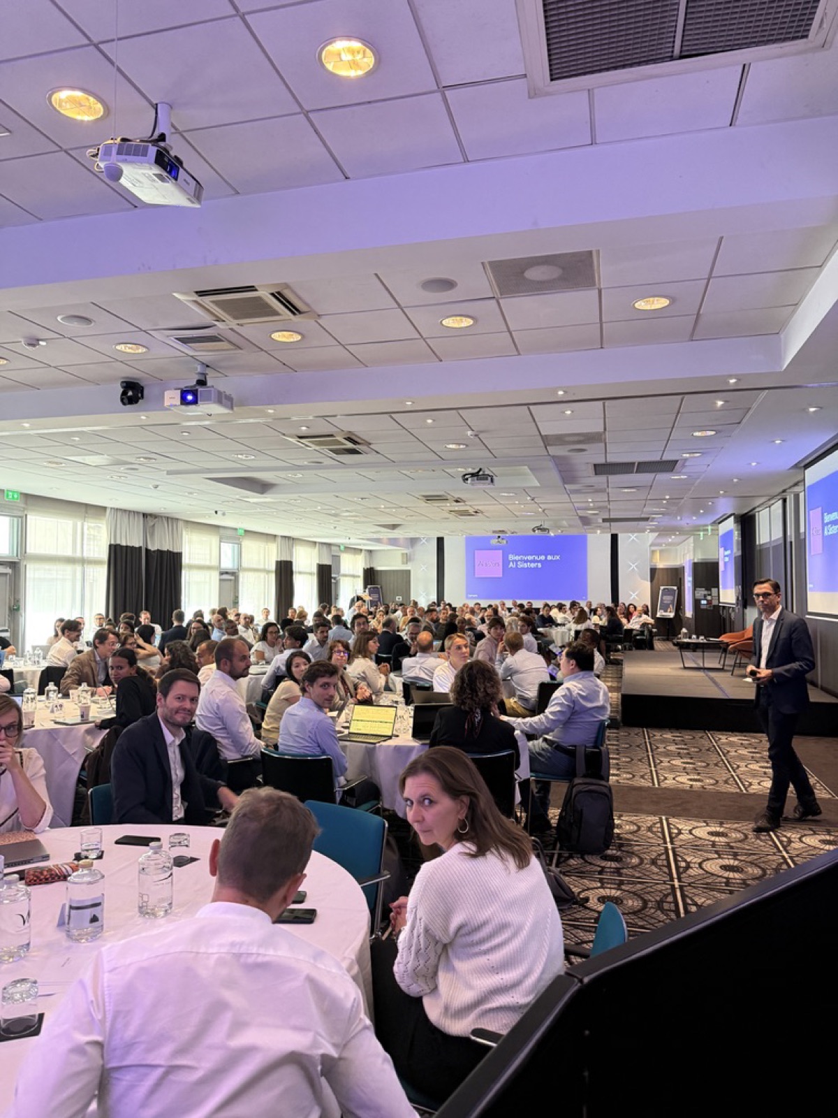 Salle plénière de l’Agentathon Copilot Ipsen avec près de 200 collaborateurs finance, achats et IT