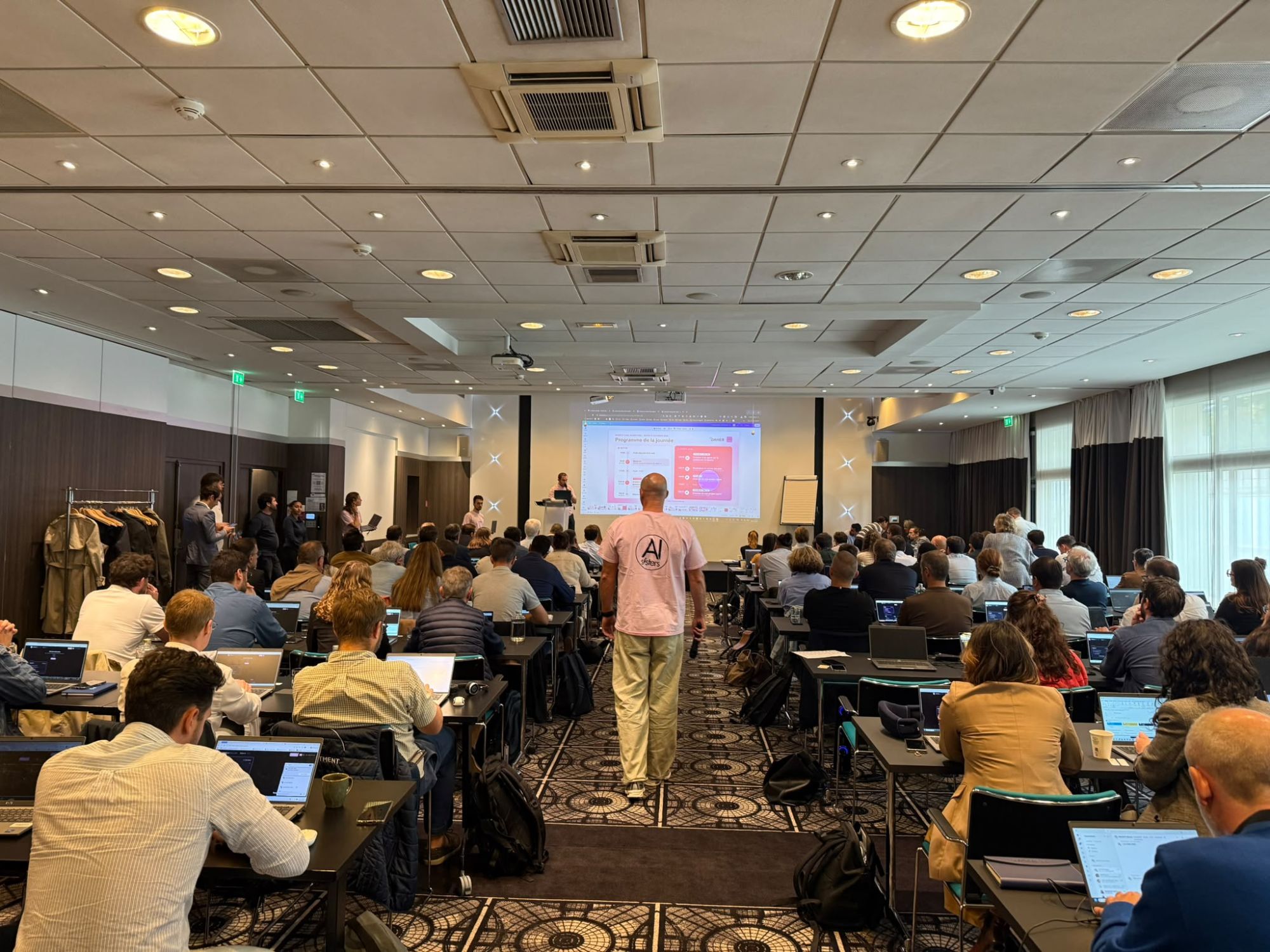 108 collaborateurs de Daher Business Support pendant le Show IA AI Sisters à Paris