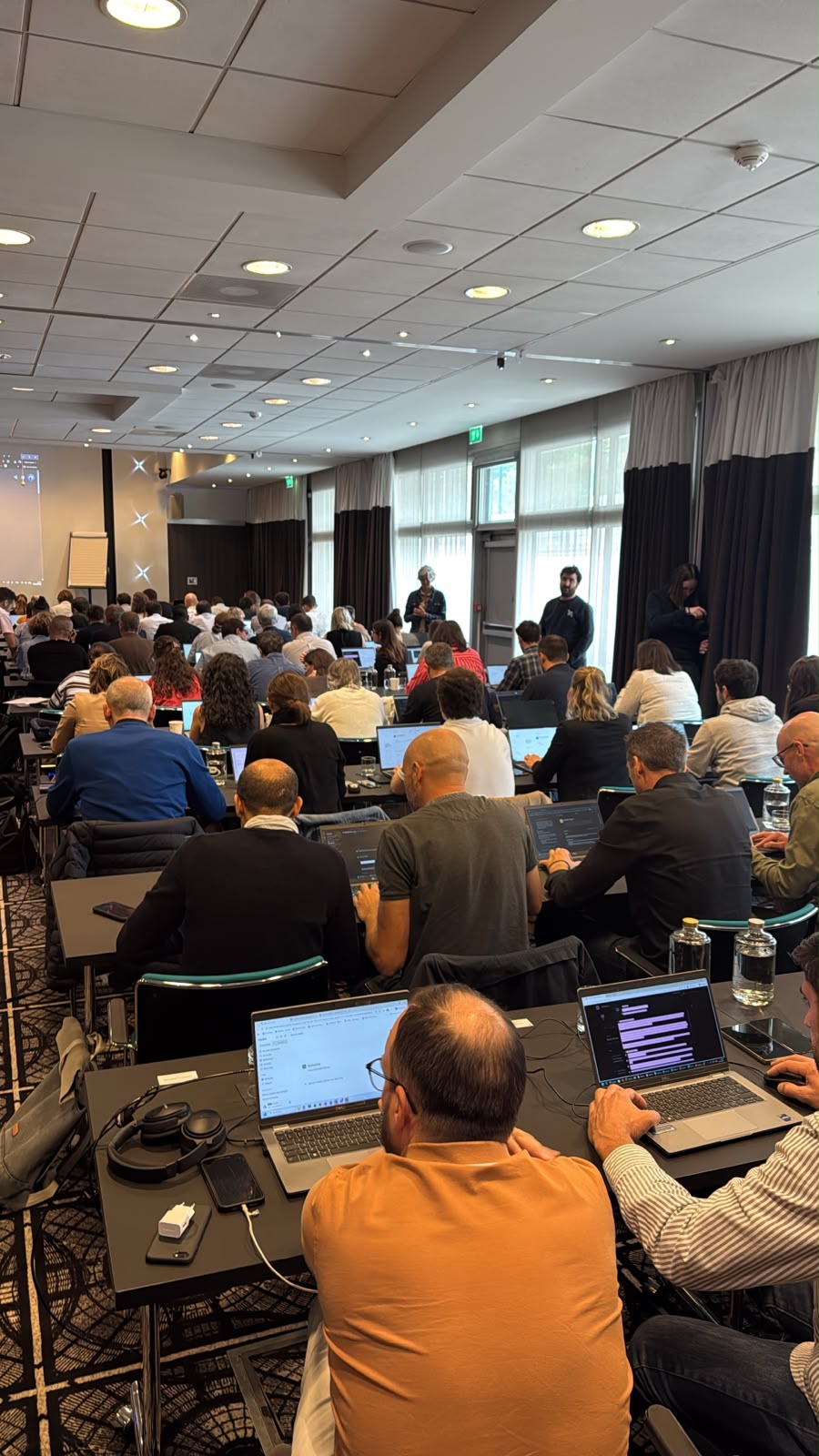 Duos Daher construisant leur agent IA sur Copilot pendant l’Agentathon