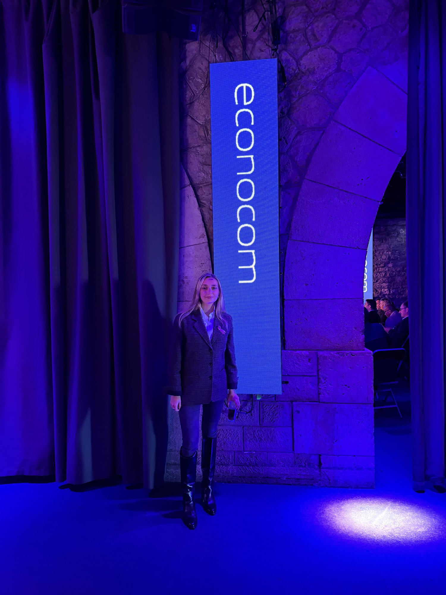 Emma Pariente devant le panneau Econocom avant le Show IA