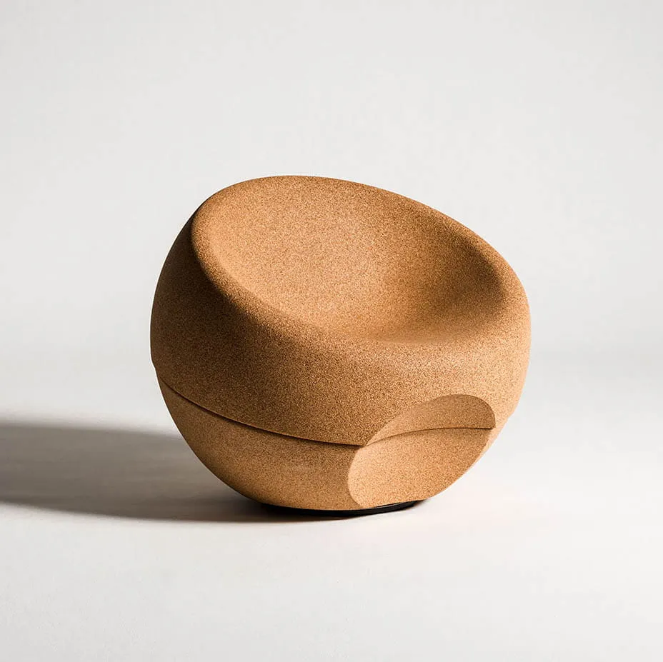 Cadeira arredondada de cortiça com design moderno sobre fundo branco.
