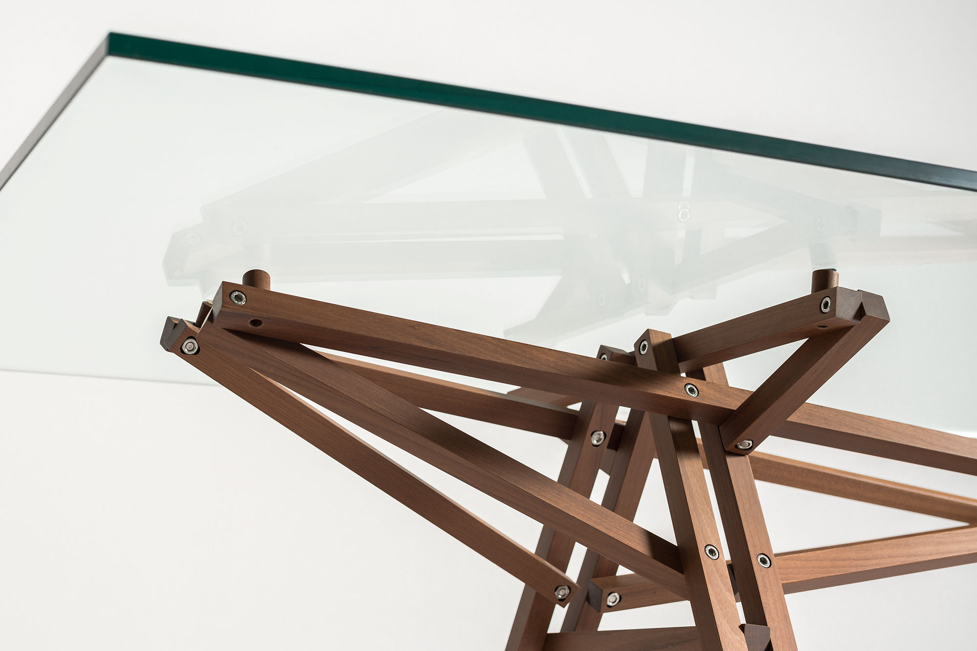 Detail of the To Molino table base beneath the glass top