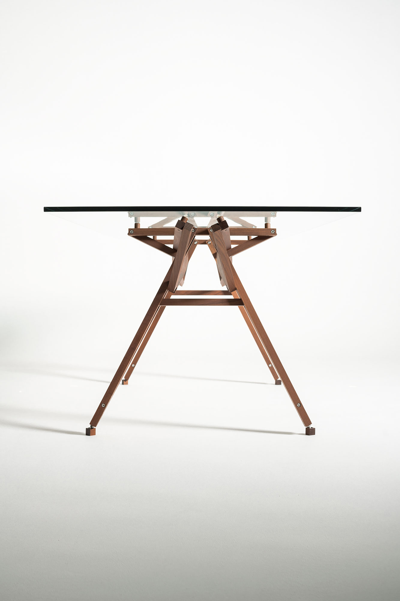 To Molino table seen from the front, on a white background