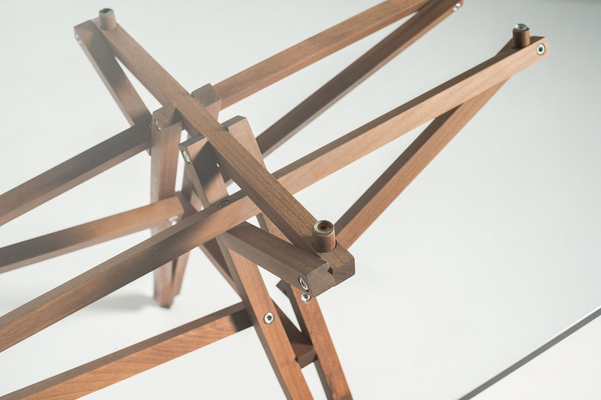 Detail of the joints of the To Molino table's wooden crossbars