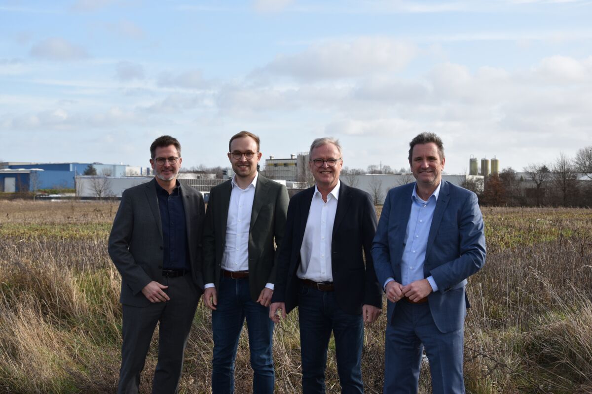 Spatenstich für die neue Centroplan Firmenzentrale in Baesweiler, von links: Dirk Pfeifferling (Geschäftsführer ITS Baesweiler), Niklas Reinartz und Klaus Reinartz (Geschäftsführer Centroplan Group) sowie Bürgermeister Pierre Froesch