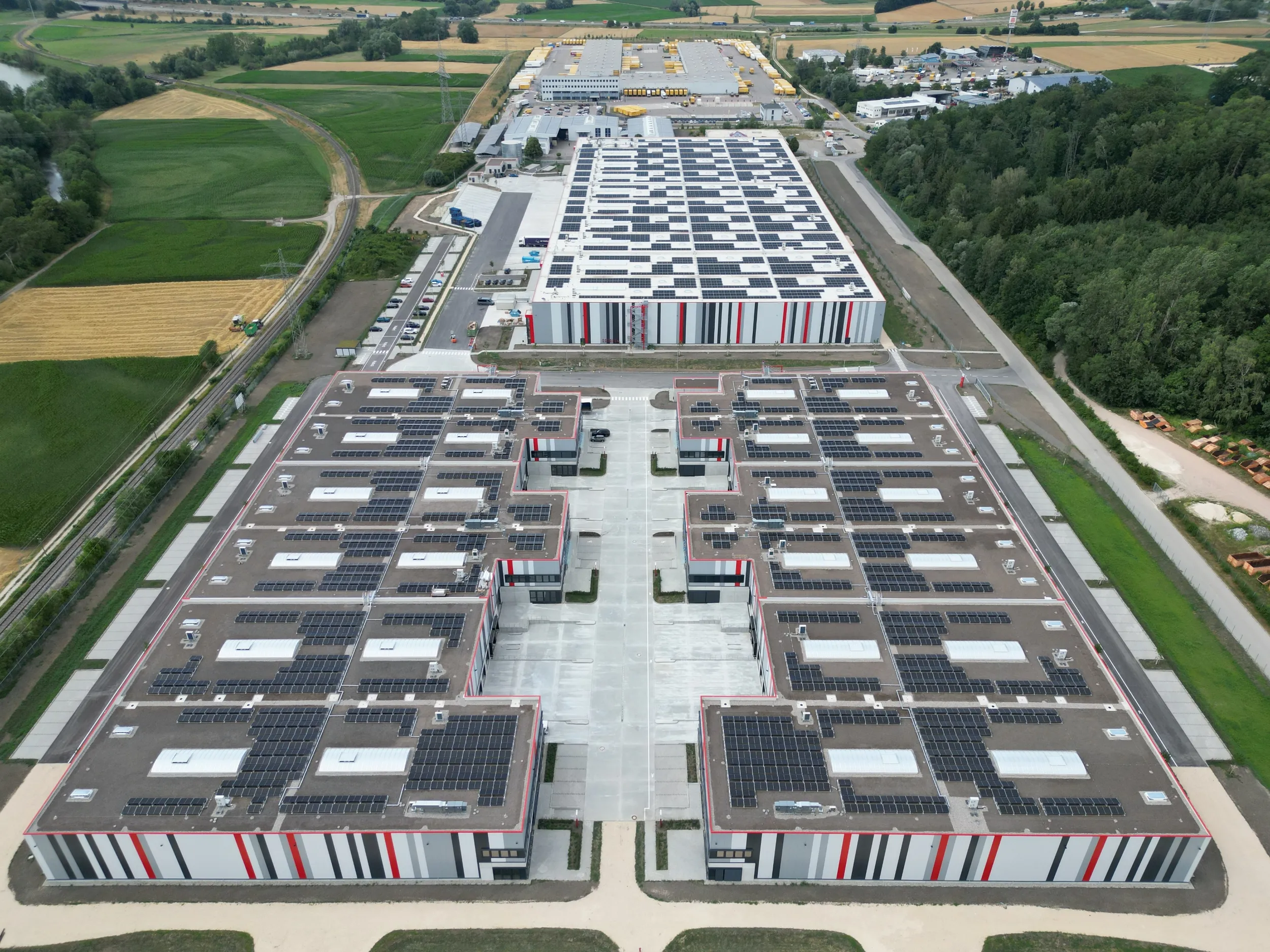 Módulos fotovoltaicos en las cubiertas de las naves de un centro de producción en Günzburg
