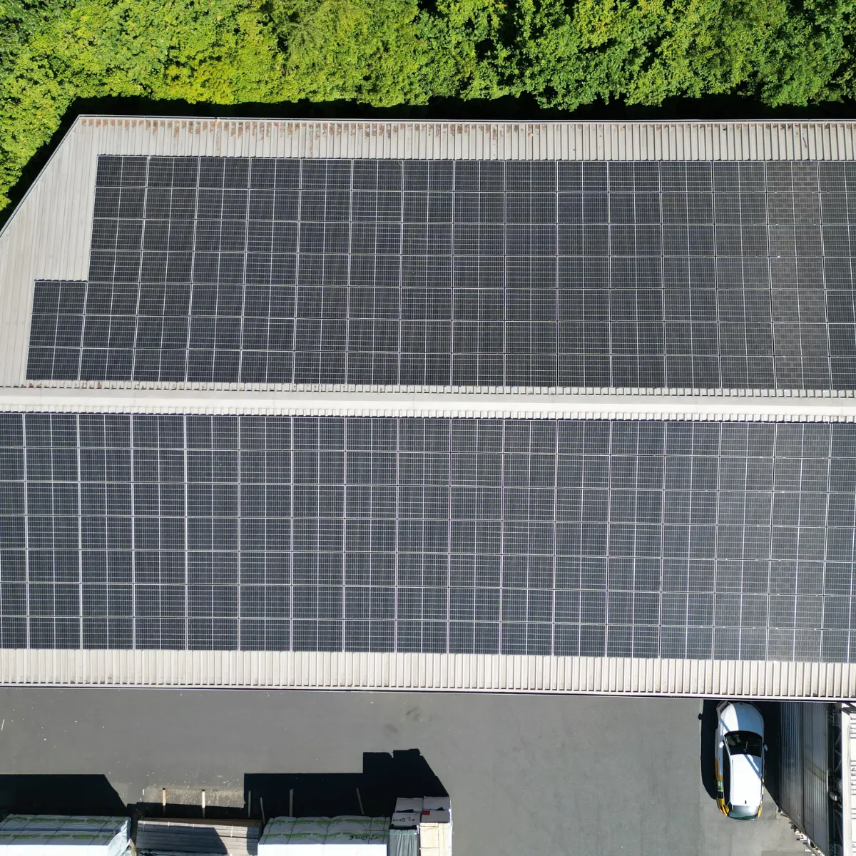 Vue de dessus de modules photovoltaïques sur la toiture d'un hall à Eschweiler