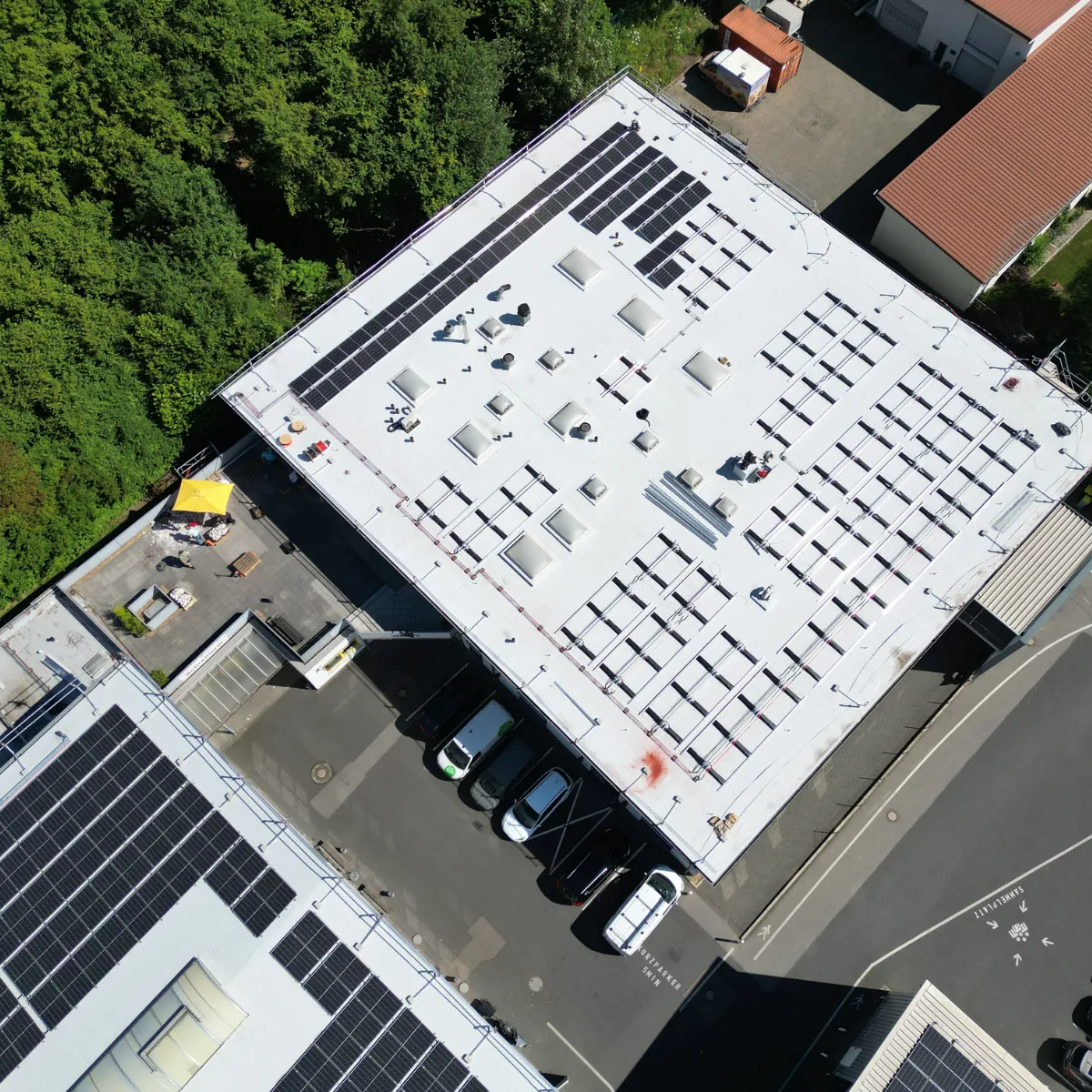 Toiture à membrane avec modules photovoltaïques partiellement installés à Eschweiler
