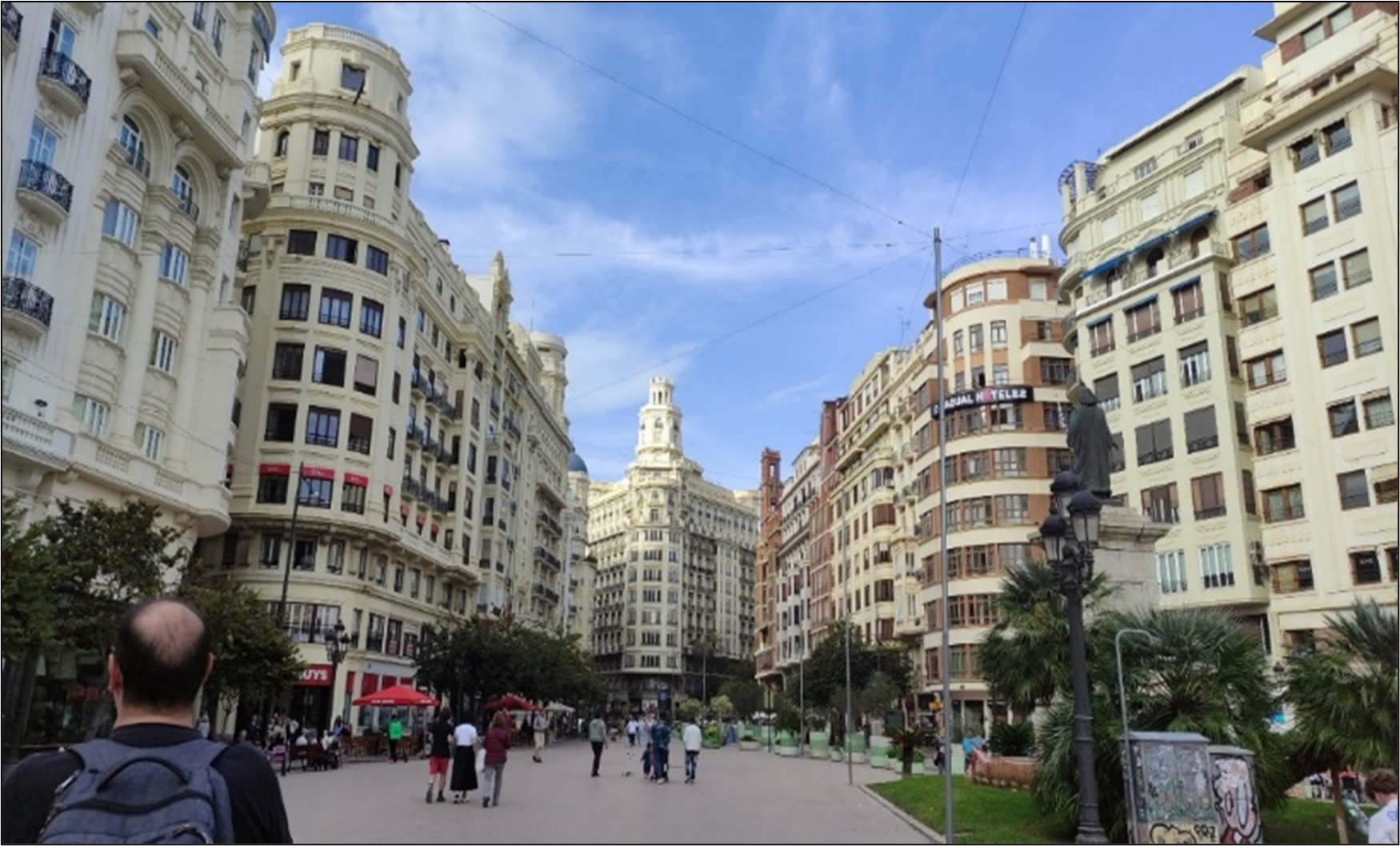 Das Bild zeigt eine Straße in Valencia