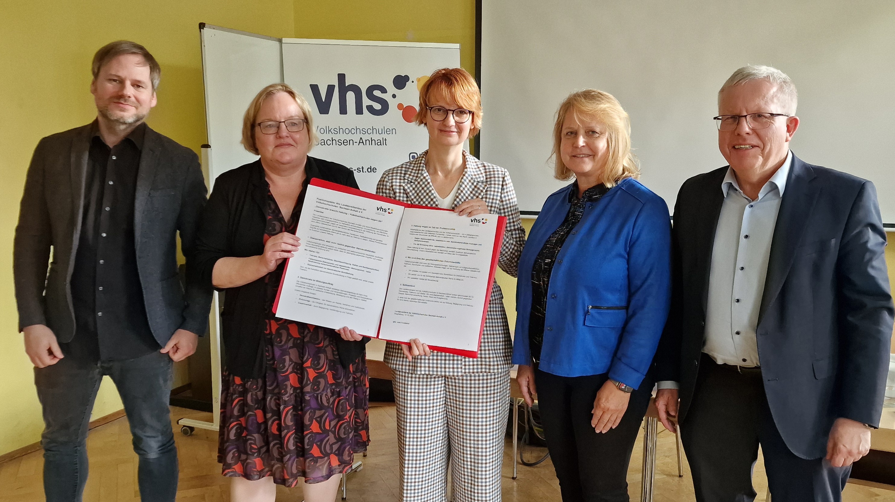 Mitglieder des Vorstandes mit dem verabschiedeten Positionspapier