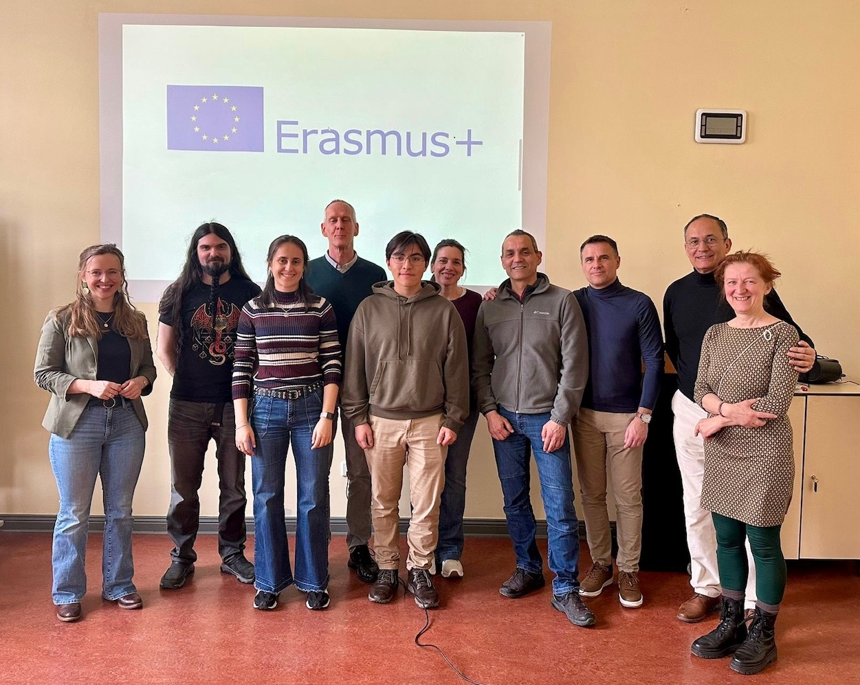 Gruppenfoto der Besuchsgruppe mit der Deutschlehrkraft Herr Hogenboom, der Leiterin des Bereichs Sprachen Frau Neßler und der Erasmus+-Koordinatorin des Landesverbands Frau Baumert