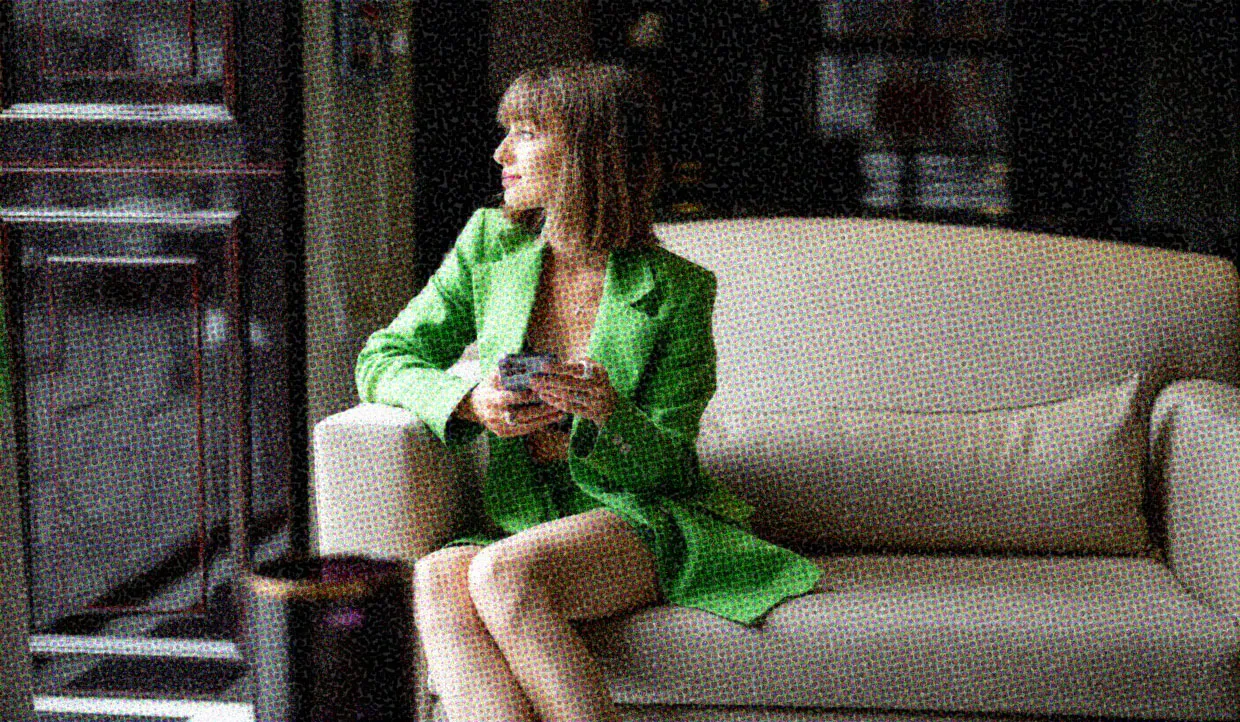HUD App - Business woman on couch - should you hook up on a work trip