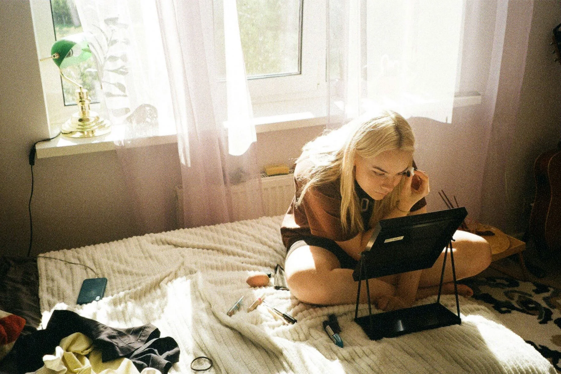 HUD App - Girl getting ready for date - Things to do before a first date