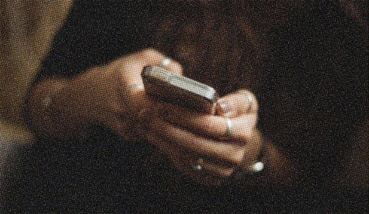HUD App - Close up shot of person using phone - Dating app etiquette