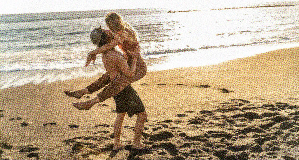 HUD App - Man carrying woman on beach - Holiday hookups