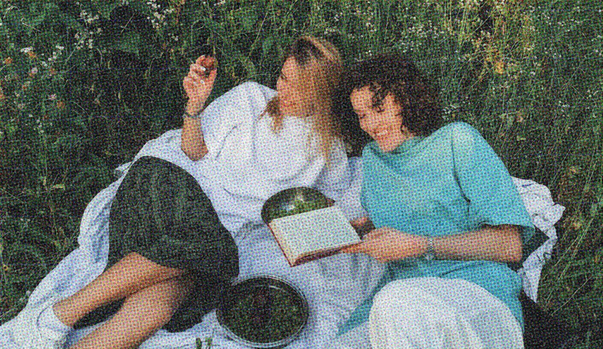 HUD App - Two people lounging outside - Nature boosts wellbeing
