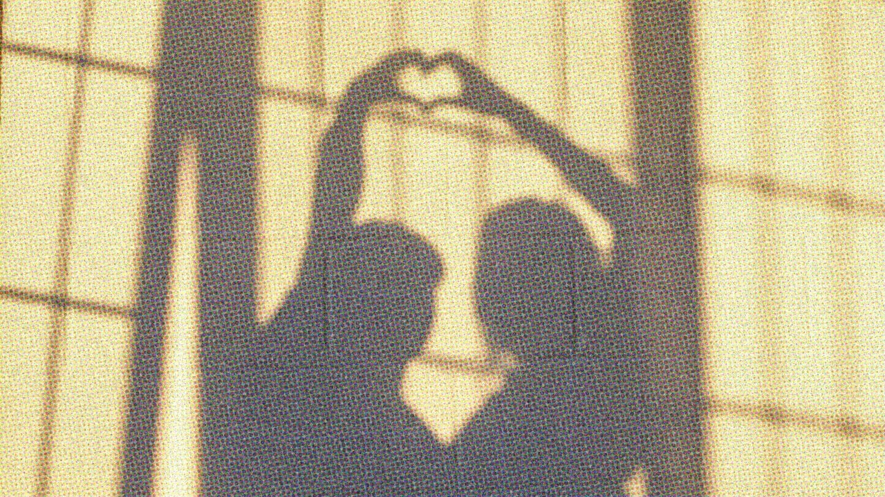 HUD App - Couple shown via shadow - How to spot dating app fraud