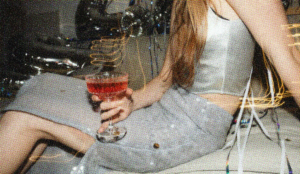 HUD App - Woman with cocktail - Dry january